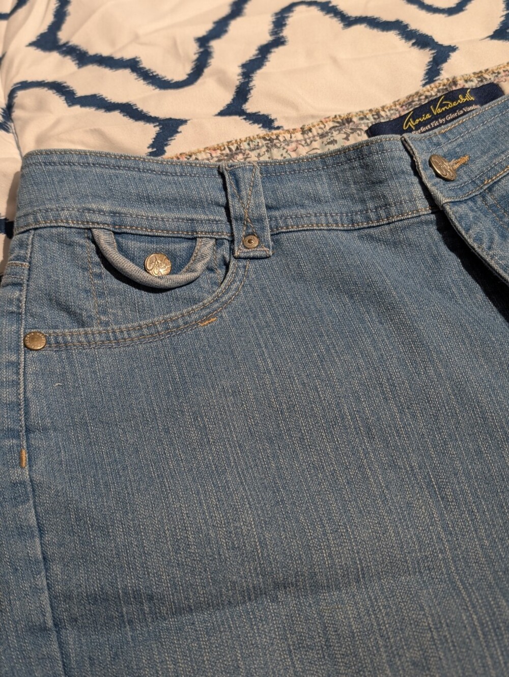 Gloria Vanderbilt Light Wash Denim Shorts with Button Detail. Size 18